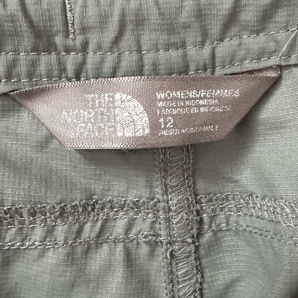 The North Face Green Long short/ court Pants Adj length 5 Pockets +
Stow Pocket - Picture 6 of 10